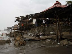 El avance de 'Dolores' provocó daños en algunos negocios turísticos de Acapulco y Zihuatanejo. EFE / F. Meza