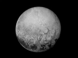 Gracias a esta histórica misión, ahora se sabe que Plutón es 80 kilómetros más ancho y tiene dos mil 370 kilómetros más de diámetro. AFP / NASA