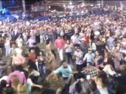 La trifulca recorrió varios puntos del espacio donde se desarrollaba el baile. ESPECIAL / LiveLeak