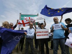 Un pequeño grupo de periodistas georgianos protestan en el pueblo Osetia del Sur en contra de la 'ocupación rusa'. EFE / Z. Kurtsikidze
