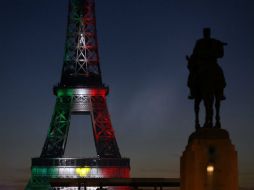 La Torre Eiffel en París se ilumina con los colores de México, haciendo honor al país invitado. EFE / E. Laurent
