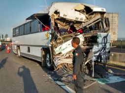 La segunda caja del remolque del tráiler se safó e impactó al otro vehículo. EL INFORMADOR /