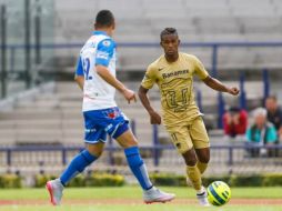 El ecuatoriano (d) durante el juego de preparación de Pumas ante Puebla. TWITTER / @PumasMX