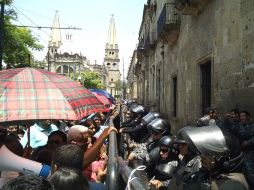 Policías contienen al grupo de maestros en el Congreso del Estado. EL INFORMADOR / F. Atilano
