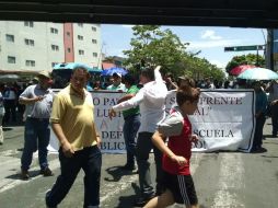 Los maestros bloquearon la Calzada Independencia y avenida Hidalgo tras una manifestación en el Congreso. EL INFORMADOR / F. Atilano