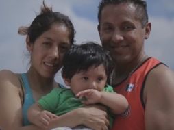 Josué Benítez, derecha, espera representar a México en los Paralímpicos. ESPECIAL /