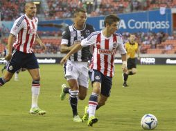 'Conejo' Brizuela (der.) participó en una de las buenas jugadas del equipo cuando metió un pase filtrado a 'Aris' Hernández. TWITTER / @Chivas