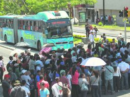 Para hacerse escuchar por los diputados, docentes de la Asamblea Magisterial Democrática cerraron el paso en la Calzada Independencia. EL INFORMADOR / F. Atilano