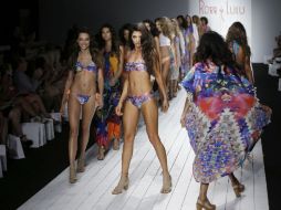 Los bañadores y biquinis del 2016 incluirán detalles brillantes, estampados eclécticos e incluso tops de manga larga. AP / L. Sladky