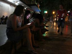 Las tarjetas para conectarse a Internet tienen un costo de tres pesos cubanos convertibles (cerca de 2.80 dólares). NTX / A. Toraya