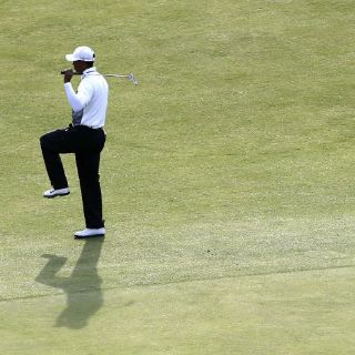 Dustin Johnson es líder del Abierto Británico; Tiger Woods, eliminado