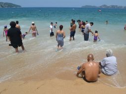 Las playas como Bonfil, Caleta y Papagayo lucieron con buena afluencia turística. NTX / ARCHIVO