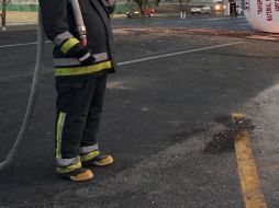 Bomberos del estado ayudaron en las maniobras para remover la unidad de transporte. NTX / ARCHIVO