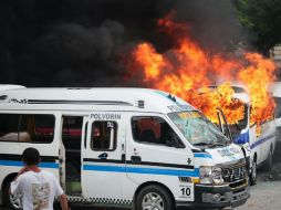 Los choferes realizaron retenes para 'depurar taxis pirata', sin ser  impedidos por autoridades. EFE / J. L. De la Cruz
