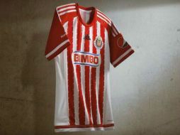 La playera que se utilizará como primer uniforme, conserva sus características rayas Rojiblancas. TWITTER / @Chivas