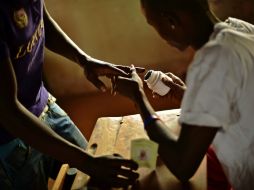 Los ciudadanos de Burundi votan en un ambiente de tensión, escenario de violentas manifestaciones y enfrentamientos armados. AFP / C. de Souza