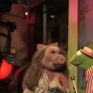 Miss Piggy le hace la competencia a Rihanna