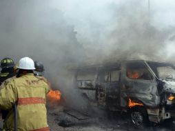 Este lunes, un grupo de choferes irrumpió en el centro de Chilpancingo y prendió fuego a algunas unidades. AP / ARCHIVO
