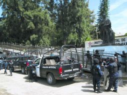 En alerta. Elementos de la Policía Federal y Estatal vigilan las instalaciones del Instituto Estatal de Educación Pública de Oaxaca. SUN /
