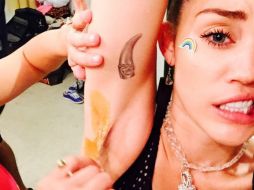 La joven defendió su decisión de mantener su vello axilar, pero al parecer cambió de opinión y decidió depilarse. INSTAGRAM / mileycyrus