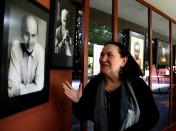 La hispanista polaca Krystyna Pisera muestra fotografías del reportero polaco Ryszard Kapuscinski en su paso por diversos países. EFE / A. Cristaldo