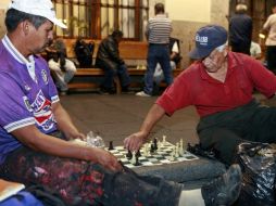 Actividades intelectuales como leer, solucionar crucigramas, jugar ajedrez o juegos de memoria aumentan la reserva cognitiva. EL INFORMADOR / ARCHIVO