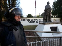 Cientos de elementos de la Policía Federal resguardan las instalaciones del IEEPO ante posibles protestas. SUN / V. Rosas