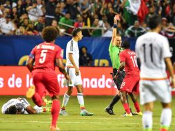 El árbitro estadounidense Mark Greiger al momento de romper el partido con la expulsión de Luis Tejeda al minuto 25. AFP / N. Kamm