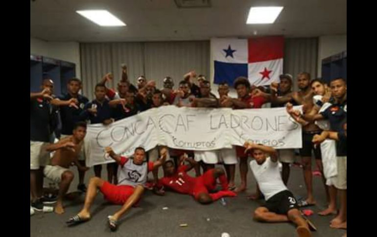 Los jugadores crearon una manta con toallas de baño y escribieron 'Concacaf ladrones, corruptos'. TWITTER / @Seleccion_Pan