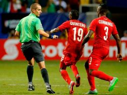 Al final del partido fue más que evidente el enojo de los panameños contra el cuerpo arbitral del partido. AFP / K. Cox