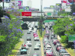 El parque vehicular ha aumentado en la ZMG y el número de propietarios que los afinan es reducido. EL INFORMADOR / ARCHIVO