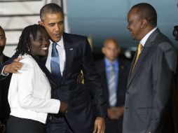 A la recepción del presidente en el aeropuerto, acude su hermana, Auma Obama. AP / E. Vucci