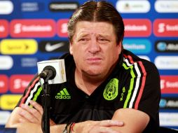 Miguel Herrera deja en claro que mantendrá la línea de cinco defensas. NTX / J. Pazos