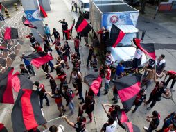 Los mismos aficionados se plantaron afuera del estadio y dedicaron cánticos con tambores. MEXSPORT / S. Molina