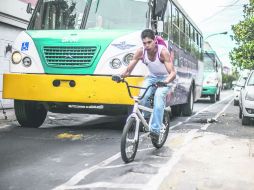 Las reglas especifican que quien use una bicicleta tendrá que evitar circular por carriles exclusivos para el transporte público. EL INFORMADOR /
