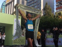 Luna conquistó la ruta de 21 kilómetros en la capital. TWITTER / @MaratonCDMX