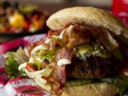 Evita cualquier cosa que contribuya a la indigestión como comida frita, sándwiches y alimentos que contengan tocino. EL INFORMADOR / ARCHIVO