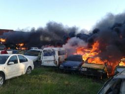 Elementos de diversas dependencias se encuentran en el lugar tratando de controlar el fuego. TWITTER / @ProcivilTabasco