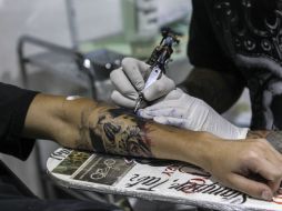 Al tatuarte, debes infórmarte sobre las medidas de higiene que debe de seguir el lugar donde te realizes tu tatuaje. EL INFORMADOR / ARCHIVO