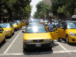 Ante la intención de regular Uber, los taxistas protestaron en las principales vialidades, colapsando la circulación. EL INFORMADOR / A. Hinojosa