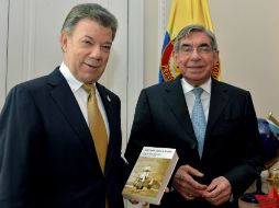 Juan Manuel Santos se reunió con el ex presidente de Costa Rica y premio nobel de la paz, Óscar Arias. EFE / C. Carrión