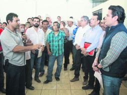 Reunión. El gobernador de Jalisco, Aristóteles Sandoval, en Ayotitlán. ESPECIAL /