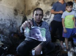 En el ataque muere un niño de año y medio y resultan heridos de gravedad sus padres y su hermano de cuatro años. AP / M. Mohammed