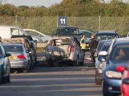 Los servicios de emergencia revisan el sitio del siniestro, donde el jet privado Phenom 300 chocó contra varios autos. EFE / D. Leal-Olivas