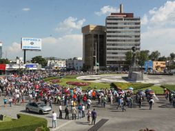 Disidentes de los sindicatos del IMSS, la Secretaría de Salud, el DIF, SIAPA y maestros asisten a la manifestación. EL INFORMADOR / A. Hinojosa