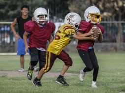 Algunos niños entrenan futbol americano en las instalaciones de la Universidad Autónoma de Guadalajara. EL INFORMADOR / F. Atilano