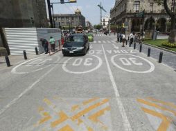 Desgaste prematuro. En Guadalajara el balizamiento se ha borrado casi por completo. EL INFORMADOR / F. Atilano