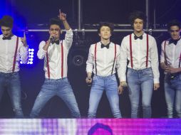 El quinteto se viste con jeans, camisa blanca y tirantes rojos demostrando por qué goza de tanta popularidad ante sus fans. NTX / I. Hernandez