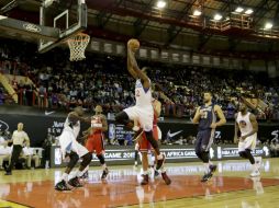 Johannesburgo. Luc Mbah del combinado africano anota sobre el equipo del Mundo en el Ellis Park Stadium. EFE / A. Tukiri