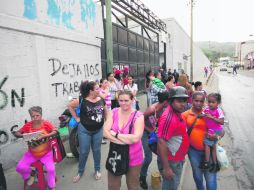 Partidarios del Gobierno esperan fuera del centro de distribución de Empresas Polar, la mayor distribuidora de alimentos. AP / ARCHIVO